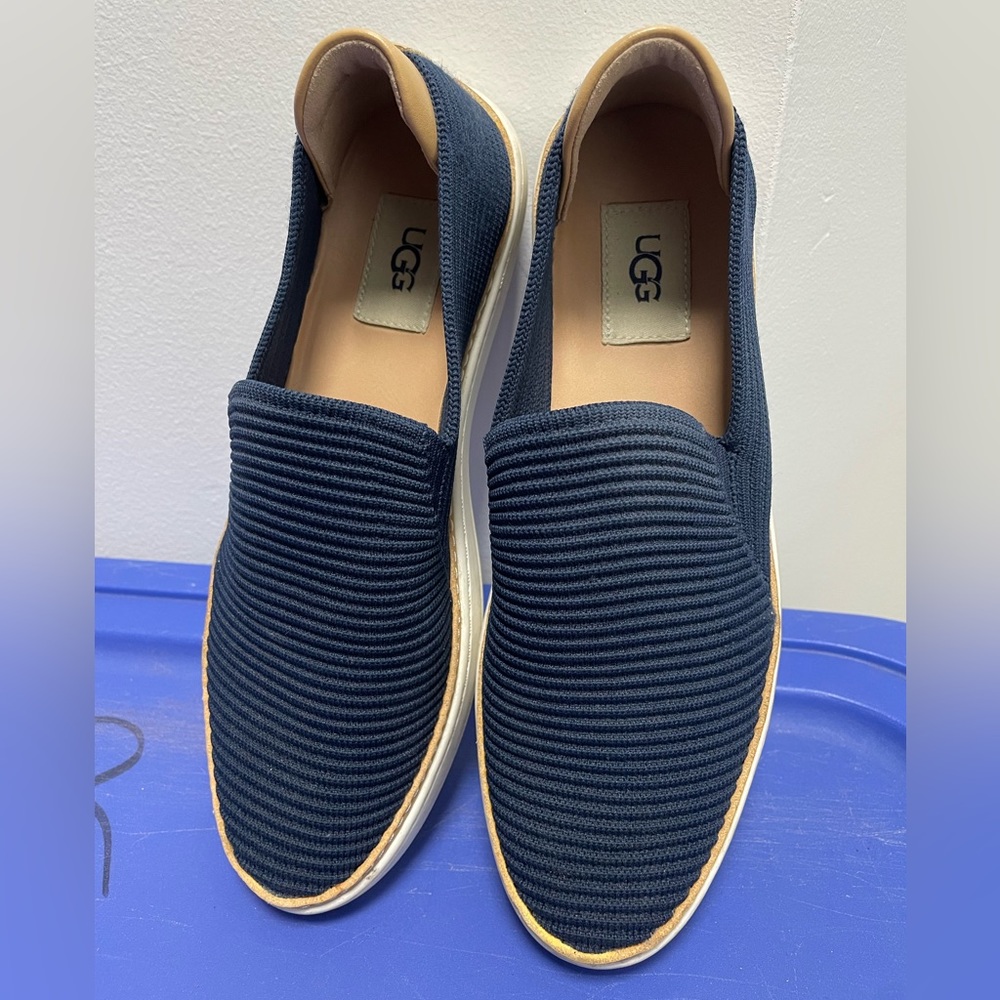 UGG Women's Sammy slip on Sneaker, Navy Rib Knit, size 8 EUC